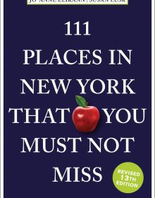 Book cover of 111 Places in New York That You Must Not Miss, with a red apple. Published by Emons Verlag.