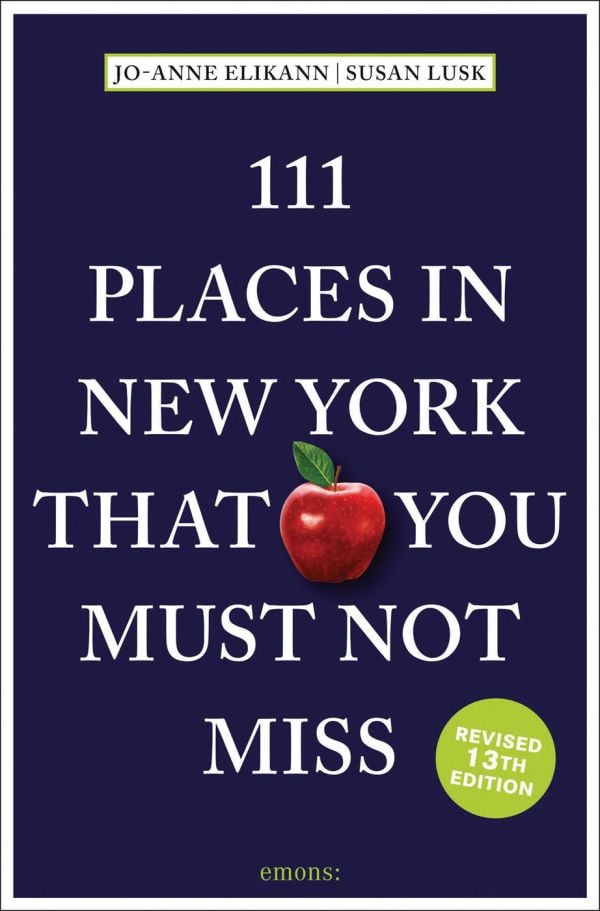 Book cover of 111 Places in New York That You Must Not Miss, with a red apple. Published by Emons Verlag.