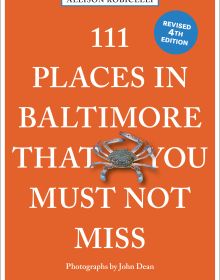 Book cover of 111 Places in Baltimore That You Must Not Miss, with a blue crab. Published by Emons Verlag.