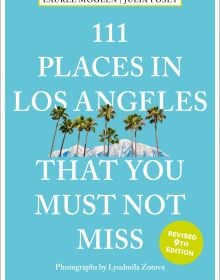 Book cover of 111 Places in Los Angeles That You Must Not Miss, with a row of palm trees with mountain behind. Published by Emons Verlag.