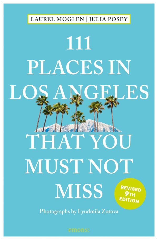 Book cover of 111 Places in Los Angeles That You Must Not Miss, with a row of palm trees with mountain behind. Published by Emons Verlag.