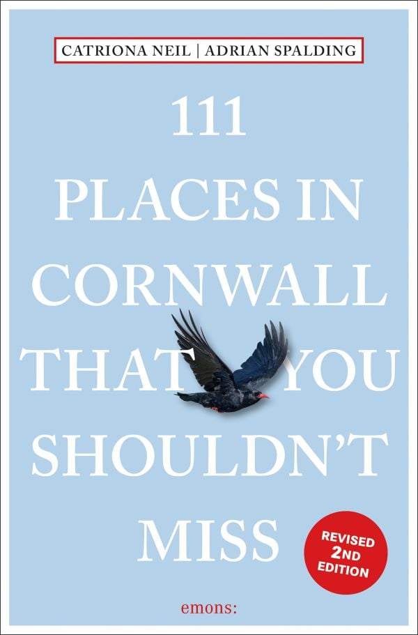Book cover of 111 Places in Cornwall That You Shouldn't Miss; featuring a black bird with an orange beak. Published by Emons Verlag.