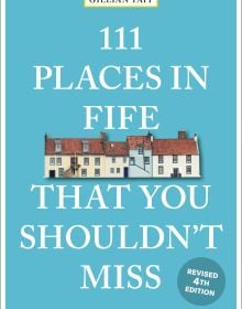 Book cover of 111 Places in Fife That You Shouldn't Miss, with a row of harbour houses. Published by Emons Verlag.