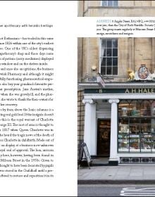 Book cover of 111 Places in Bath That You Shouldn't Miss; featuring The Royal Crescent; a grand, circular ring of large Georgian townhouses. Published by Emons Verlag.
