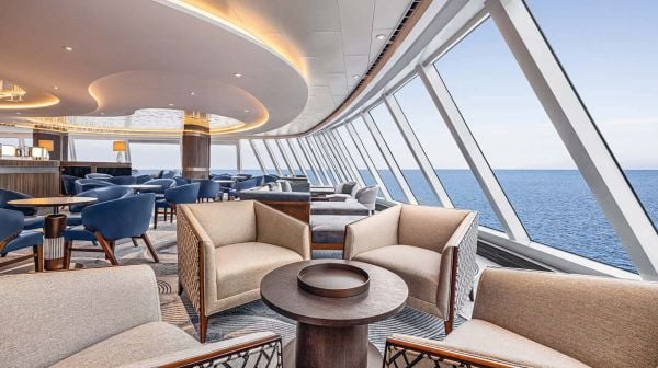 Book cover of Exclusive Cruises: The Most Beautiful Journeys on Rivers and on the High Seas; featuring a sunset from aboard a luxury cruise ship. Published by Callwey.