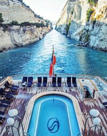 Book cover of Exclusive Cruises: The Most Beautiful Journeys on Rivers and on the High Seas; featuring a sunset from aboard a luxury cruise ship. Published by Callwey.