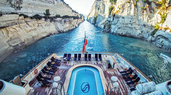 Book cover of Exclusive Cruises: The Most Beautiful Journeys on Rivers and on the High Seas; featuring a sunset from aboard a luxury cruise ship. Published by Callwey.