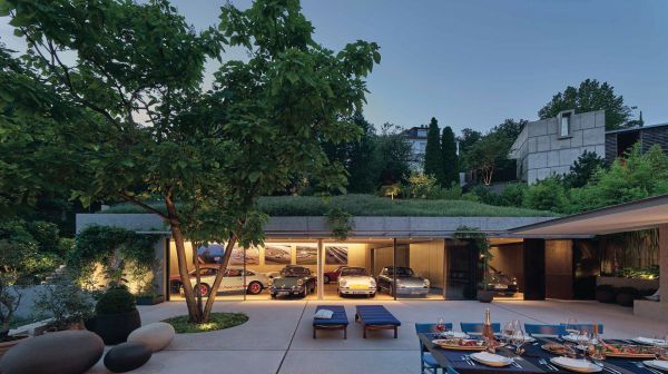 Book cover of Houses and Cars; featuring an E-type Jaguar housed in a luxury garage. Published by Callwey.