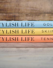Book cover of The Stylish Life: Tennis, with three models in vintage tennis fashion. Published by teNeues Books.
