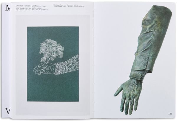 Book cover of La main (et) le gant: Kokoschka à portée de main, with a pair of arms and hands in black and white striped gloves. Published by Scheidegger & Spiess.