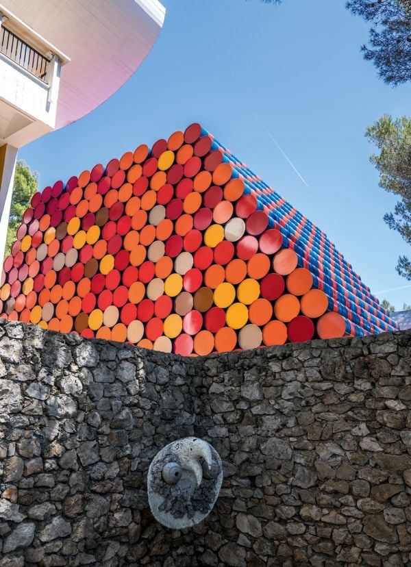 Book cover of Christo and Jeanne-Claude: Barrels, with the tops of a collection of metal oil drums. Published by Verlag Kettler.