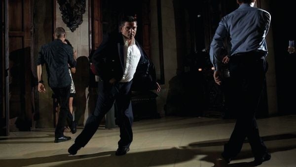 Book cover of Archipiélago, featuring a night-time snapshot of bonnet of white Bentley with flying B, and headlights on. Published by Verlag Kettler.