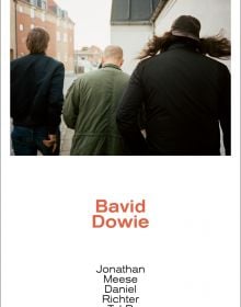 White book cover of Bavid Dowie, with a photo of three men walking away from camera, down a residential street. Published by Verlag Kettler.