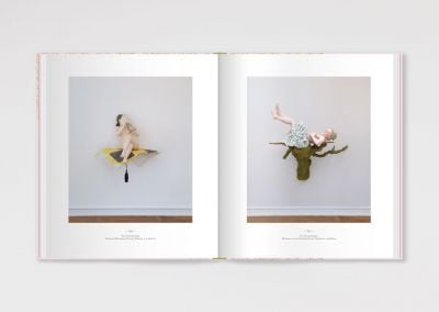 Pink book cover of Der Flexible Plan, Das Rokoko in der Gegenwartskunst, with a threaded orange drape to top. Published by Verlag Kettler.