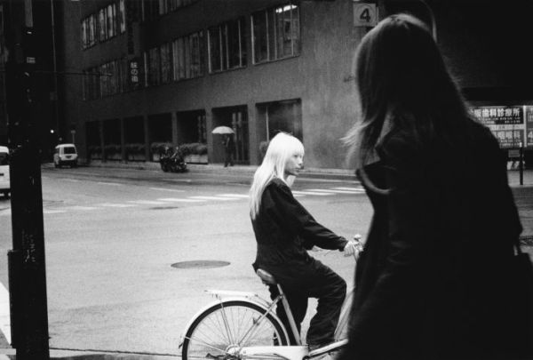Book cover of Sequence as a dialogue, Katja Stuke & Oliver Sieber, with a seated figure turning away from camera. Published by Verlag Kettler.