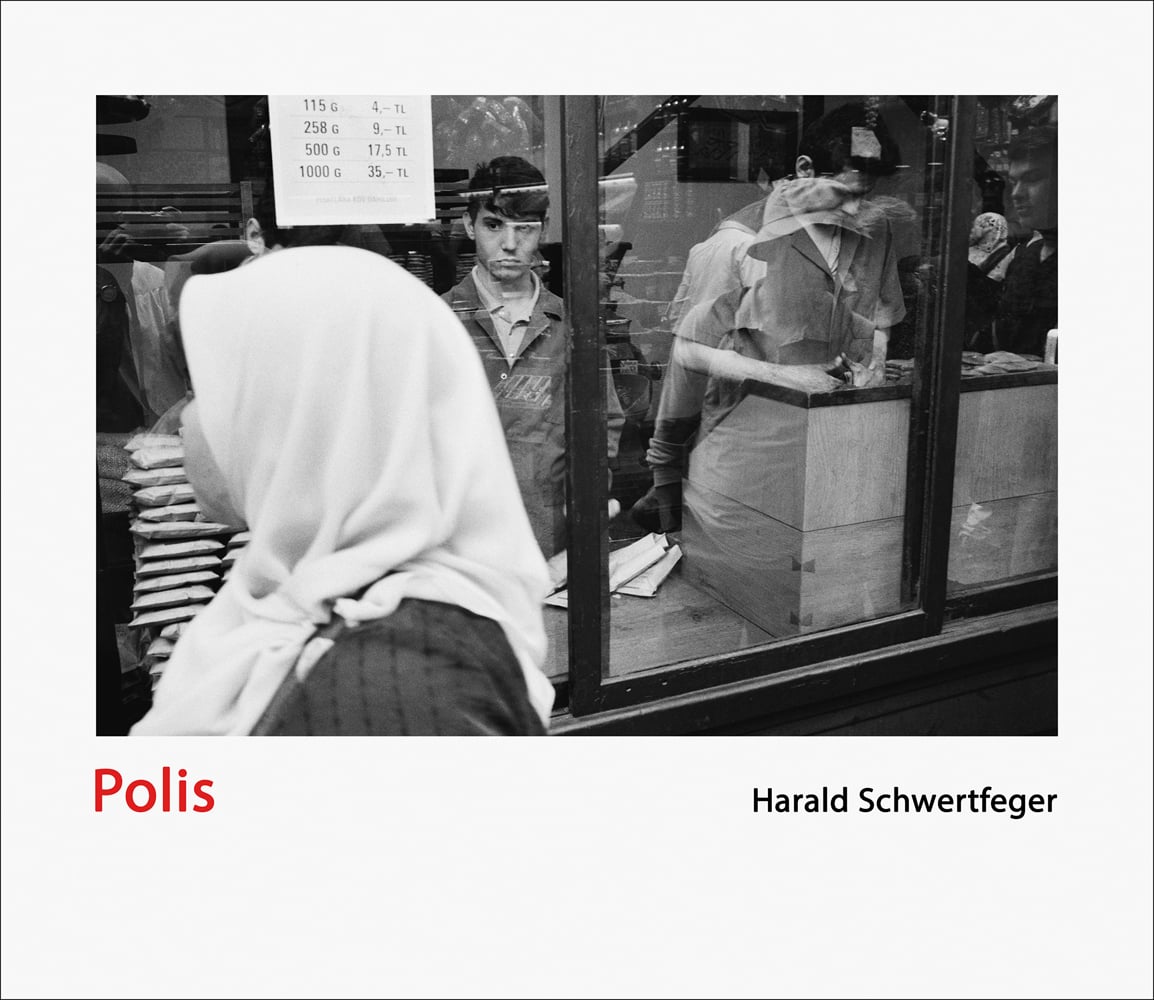 Book cover of Harald Schwertfeger, Polis; with a lady wearing a white head scarf, walking past shop window, and boy staring out. Published by Verlag Kettler.