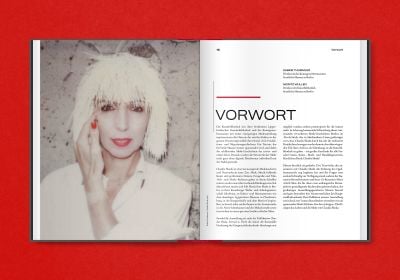 Book cover Claudia Skoda, Dressed To Thrill, with woman in dark make up and slick hairstyle. Published by Verlag Kettler.