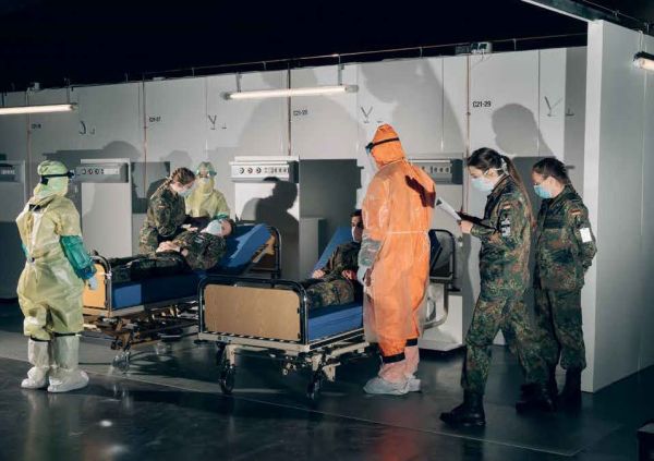 Book cover of further 02, with person peering into driver side window of red car with tropical screen cover. Published by Verlag Kettler.