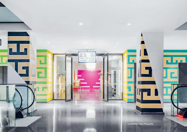 Book cover of Fatada/Fassade, HMKV Ausstellungsmagazin 2020/2, with rainbow of colours. Published by Verlag Kettler.