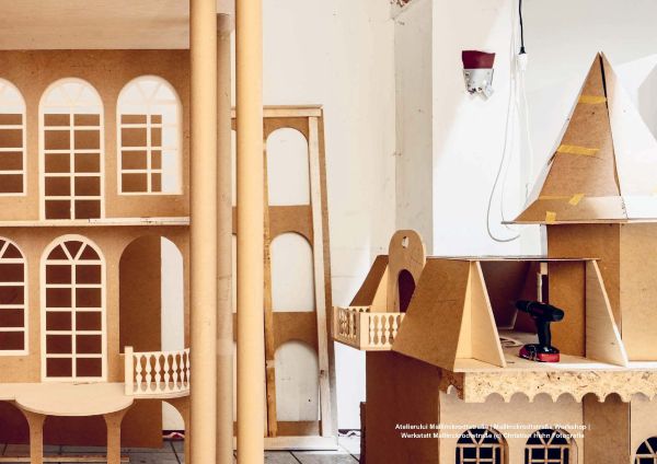 Book cover of Fatada/Fassade, HMKV Ausstellungsmagazin 2020/2, with rainbow of colours. Published by Verlag Kettler.