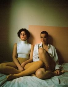 Book cover of 21 Grams, Celine Yasemin, with nude male on patterned chair with arm folded across body. Published by Verlag Kettler.