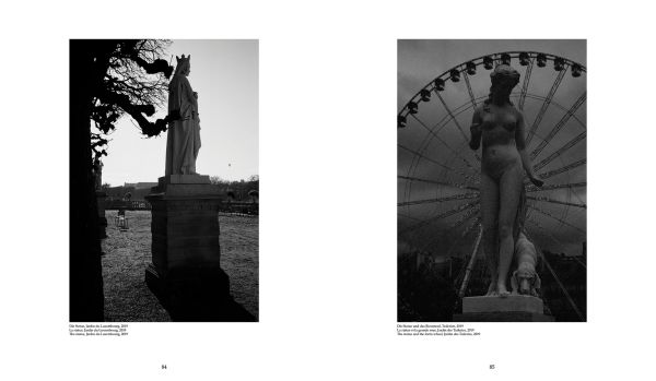 Grey book cover of Paris au cours du temps, Straßenfotografien / Photographies de rue / Street Photographs 1988-2019, with photo of two figures on a bridge with river below. Published by Verlag Kettler.