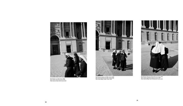 Grey book cover of Paris au cours du temps, Straßenfotografien / Photographies de rue / Street Photographs 1988-2019, with photo of two figures on a bridge with river below. Published by Verlag Kettler.