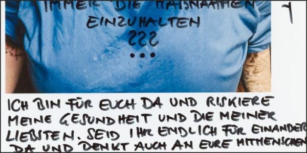 Orange book cover of Günter Valda, Don't Let Me Down, featuring a blue hospital scrub top with stains. Published by Verlag Kettler.