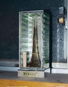 Book cover of Peripheren, featuring a gold statue of Eiffel Tower encased in a glass box, standing on plinth. Published by Verlag Kettler.