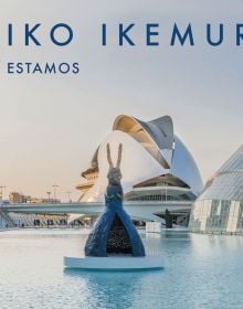 Book cover of Leiko Ikemura, Aquí estamos / Here we are, featuring a large, rabbit-shaped sculpture to centre of pool, museum building behind. Published by Verlag Kettler.
