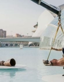 Book cover of Leiko Ikemura, Aquí estamos / Here we are, featuring a large, rabbit-shaped sculpture to centre of pool, museum building behind. Published by Verlag Kettler.