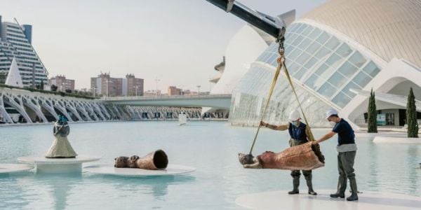 Book cover of Leiko Ikemura, Aquí estamos / Here we are, featuring a large, rabbit-shaped sculpture to centre of pool, museum building behind. Published by Verlag Kettler.