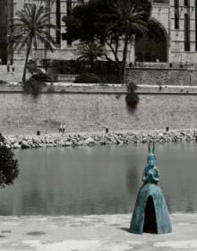 Book cover of Leiko Ikemura, Aquí estamos / Here we are, featuring a large, rabbit-shaped sculpture to centre of pool, museum building behind. Published by Verlag Kettler.
