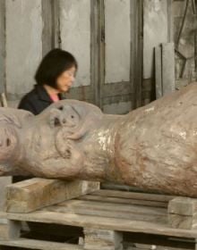 Book cover of Leiko Ikemura, Aquí estamos / Here we are, featuring a large, rabbit-shaped sculpture to centre of pool, museum building behind. Published by Verlag Kettler.