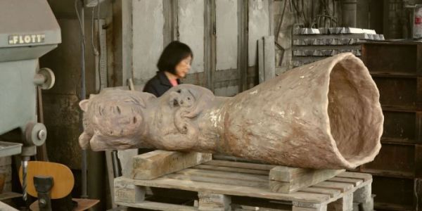 Book cover of Leiko Ikemura, Aquí estamos / Here we are, featuring a large, rabbit-shaped sculpture to centre of pool, museum building behind. Published by Verlag Kettler.