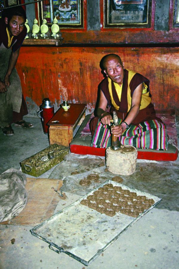 Book cover of Tsha-Tsha: Votivtafeln aus dem buddhistischen Kulturkreis; featuring a Buddhist art object. Published by Arnoldsche Art Publishers.