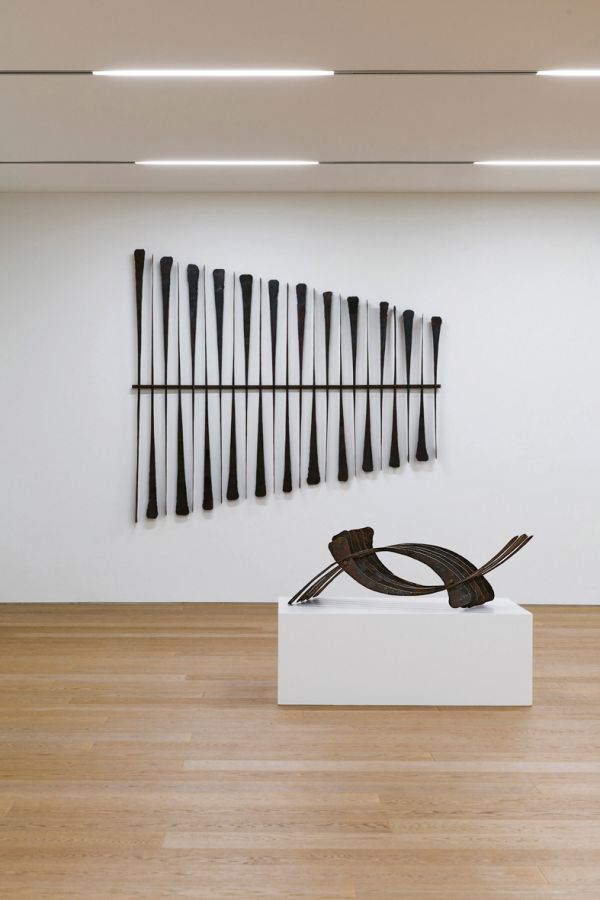 Book cover of Gabriele Kutschera: Forged Iron - Jewellery - Paper, featuring an iron sculpture. Published by Arnoldsche Art Publishers.