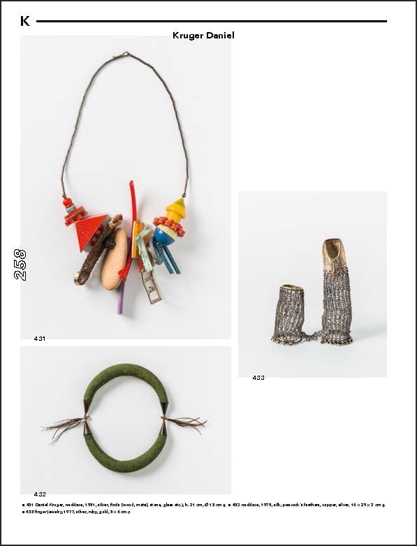 Horizontal lines, A Z, Schmuck Die Neue Sammlung Danner Stiftung in black font on purple cover