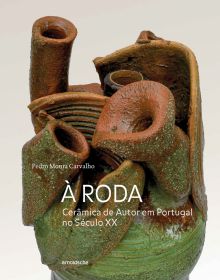Terracotta and green ceramic sculpture of human heart on off white cover of 'À Roda, Cerâmica de Autor em Portugal no Século XX', by Arnoldsche Art Publishers.