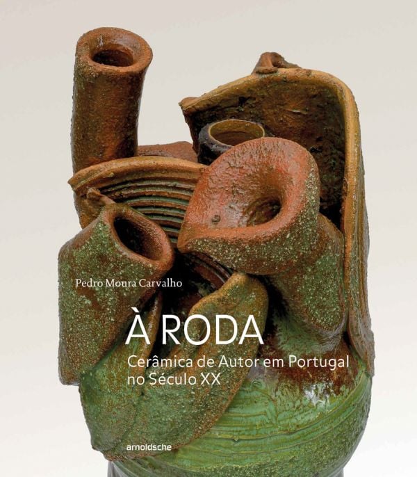Terracotta and green ceramic sculpture of human heart on off white cover of 'À Roda, Cerâmica de Autor em Portugal no Século XX', by Arnoldsche Art Publishers.