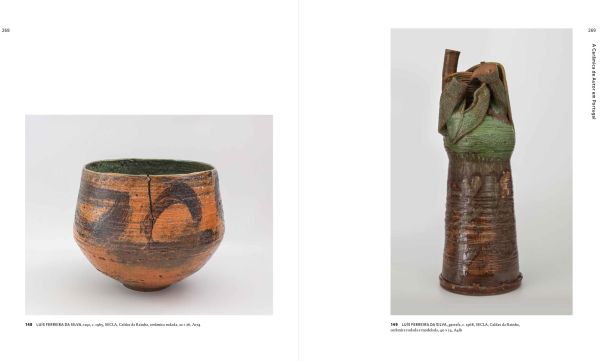 Terracotta and green ceramic sculpture of human heart on off white cover of 'À Roda, Cerâmica de Autor em Portugal no Século XX', by Arnoldsche Art Publishers.