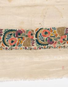 Book cover of In Trockenen Tüchern, Gewebtes und Besticktes aus dem Osmanischen Reich, featuring an off-white cloth with floral embroidery to bottom,. Published by Arnoldsche Art Publishers.