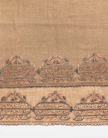 Book cover of In Trockenen Tüchern, Gewebtes und Besticktes aus dem Osmanischen Reich, featuring an off-white cloth with floral embroidery to bottom,. Published by Arnoldsche Art Publishers.