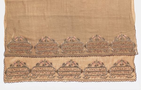 Book cover of In Trockenen Tüchern, Gewebtes und Besticktes aus dem Osmanischen Reich, featuring an off-white cloth with floral embroidery to bottom,. Published by Arnoldsche Art Publishers.