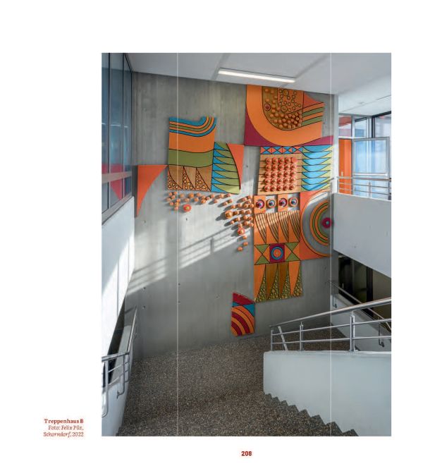 Book cover of Aus der Fläche in den Raum, with decorative ceramic tiles in orange and blue. Published by Arnoldsche Art Publishers.