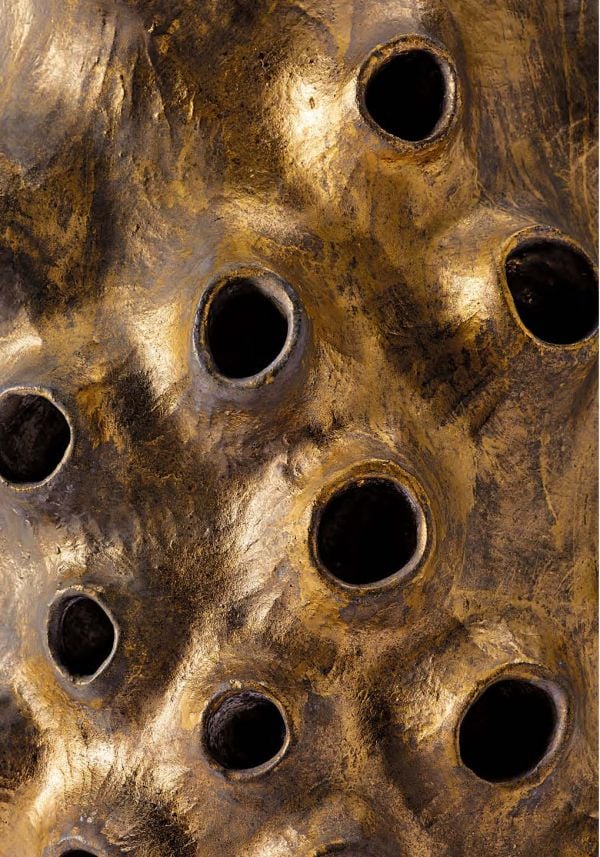 White book cover of Danner-Preis 2023 / Danner Prize 2023, Ausgezeichnetes Kunsthandwerk / Artistic Crafts of Distinction with a cube made of slats of wooden slates. Published by Arnoldsche Art Publishers.