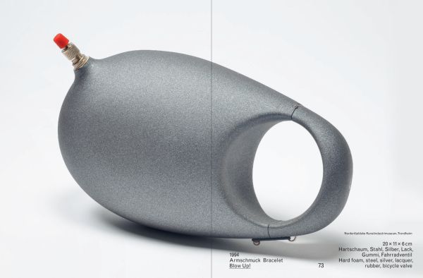 Book cover of Sigurd Bronger: Wearables / Trag-Objekte. Published by Arnoldsche Art Publishers.