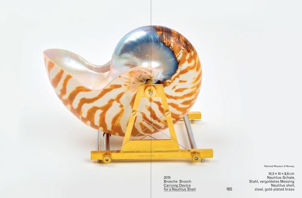 Book cover of Sigurd Bronger: Wearables / Trag-Objekte. Published by Arnoldsche Art Publishers.