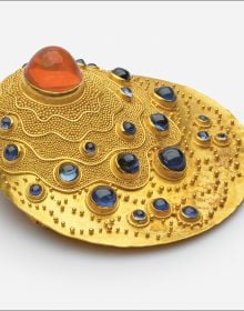 Book cover of The Fascination of Jewelry: 7000 Years of Jewelry Art at the MAKK. Published by Arnoldsche Art Publishers.