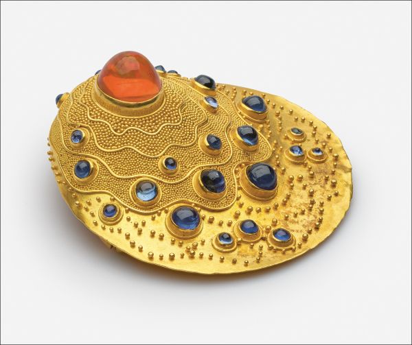 Book cover of The Fascination of Jewelry: 7000 Years of Jewelry Art at the MAKK. Published by Arnoldsche Art Publishers.